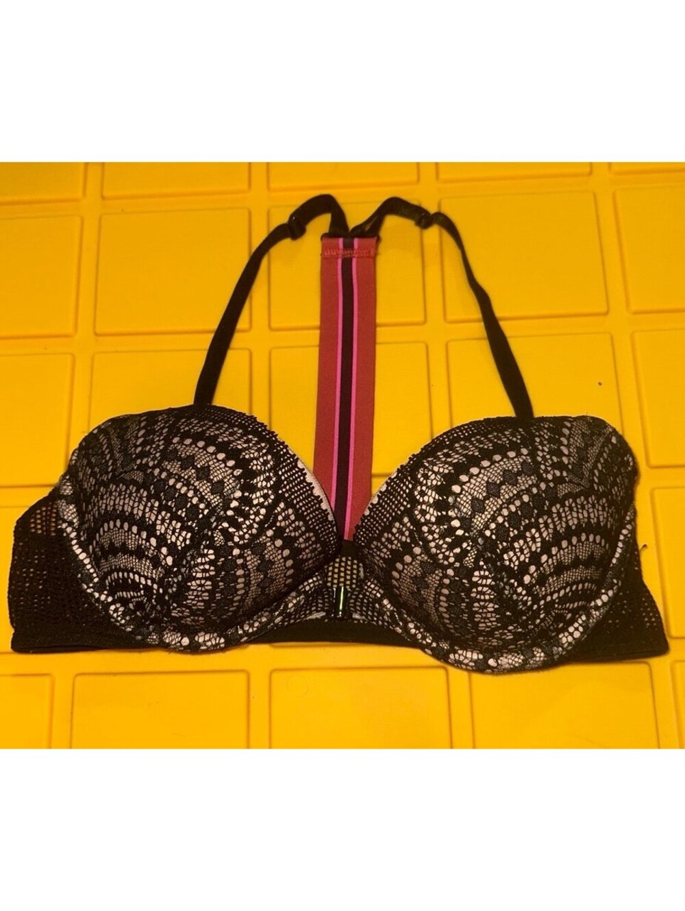Victoria’s Secret very sexy lightly lined plunge bra size 34 B
